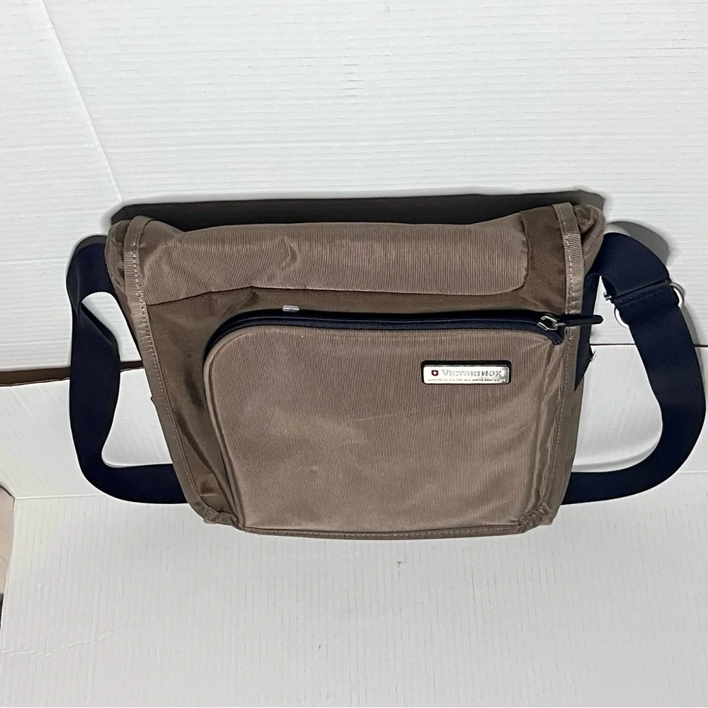 VICTORINOX Crossbody Messenger Laptop Bag